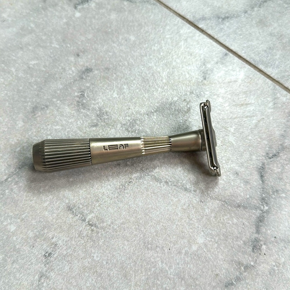Leaf Twig single blade razor